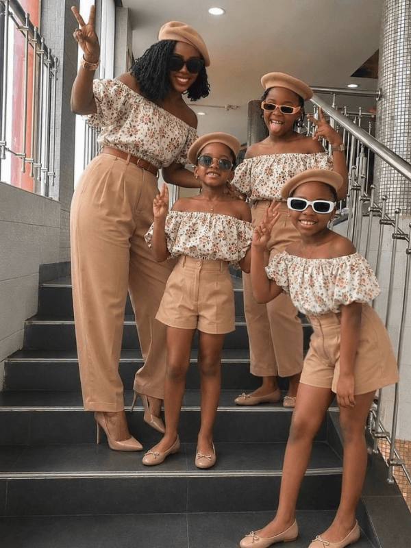 flattering-outfit-of-mom-and-daughters