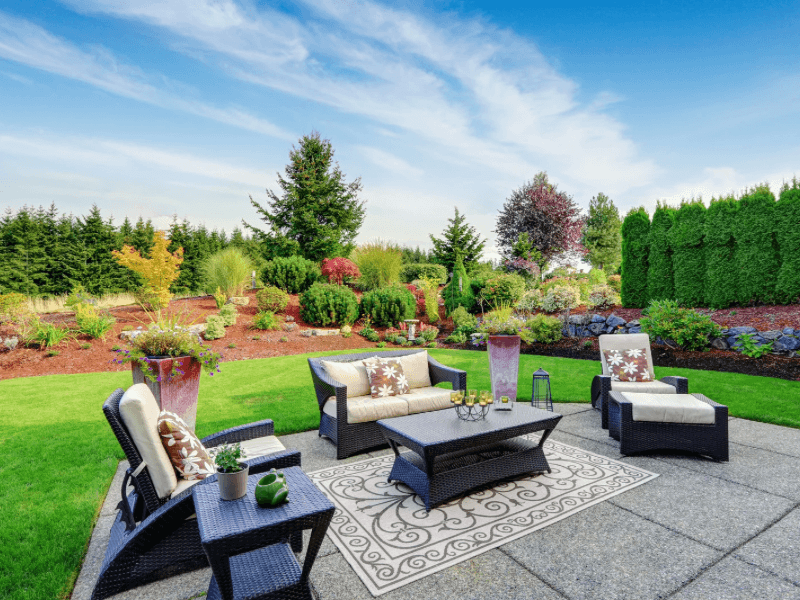 backyard-dining-area