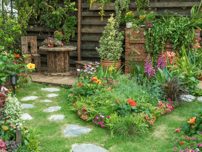backyard-garden-pathway
